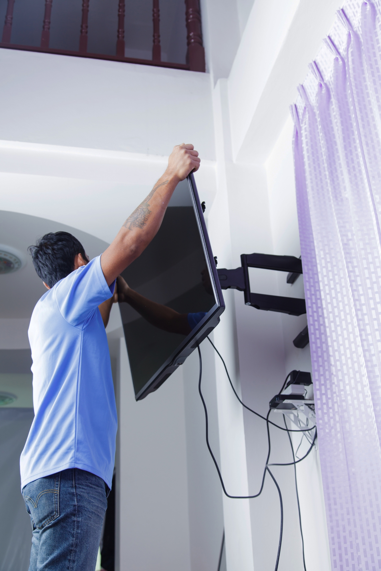 Televisor instalado en soporte de pared en una sala en Bogotá